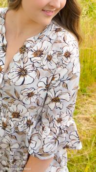 Viskosewebware Big white Roses by Christiane Ziel, Blumendesign in silbergrau